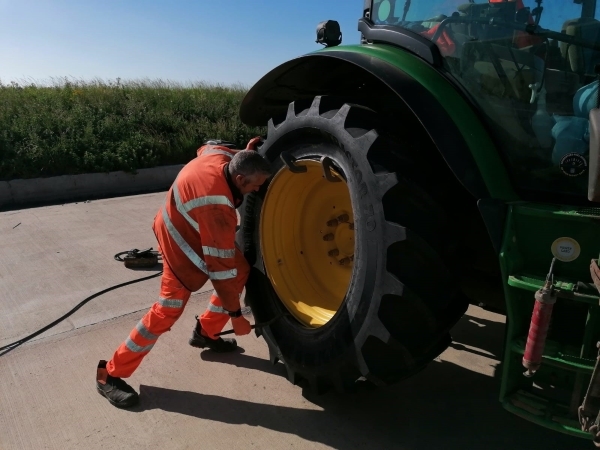 Tyre technician fitting a 520/70R38 Continental Tractor70 radial tyre | Bush Tyres