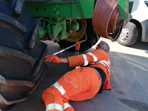 Check the track setting on a John Deere tractor | Bush Tyres